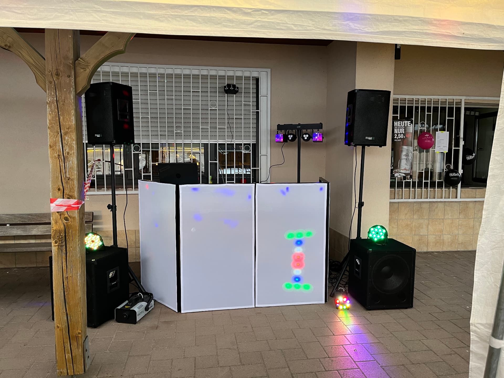 DJ-Setup mit Boxen und Lichttechnik unter dem Festzelt