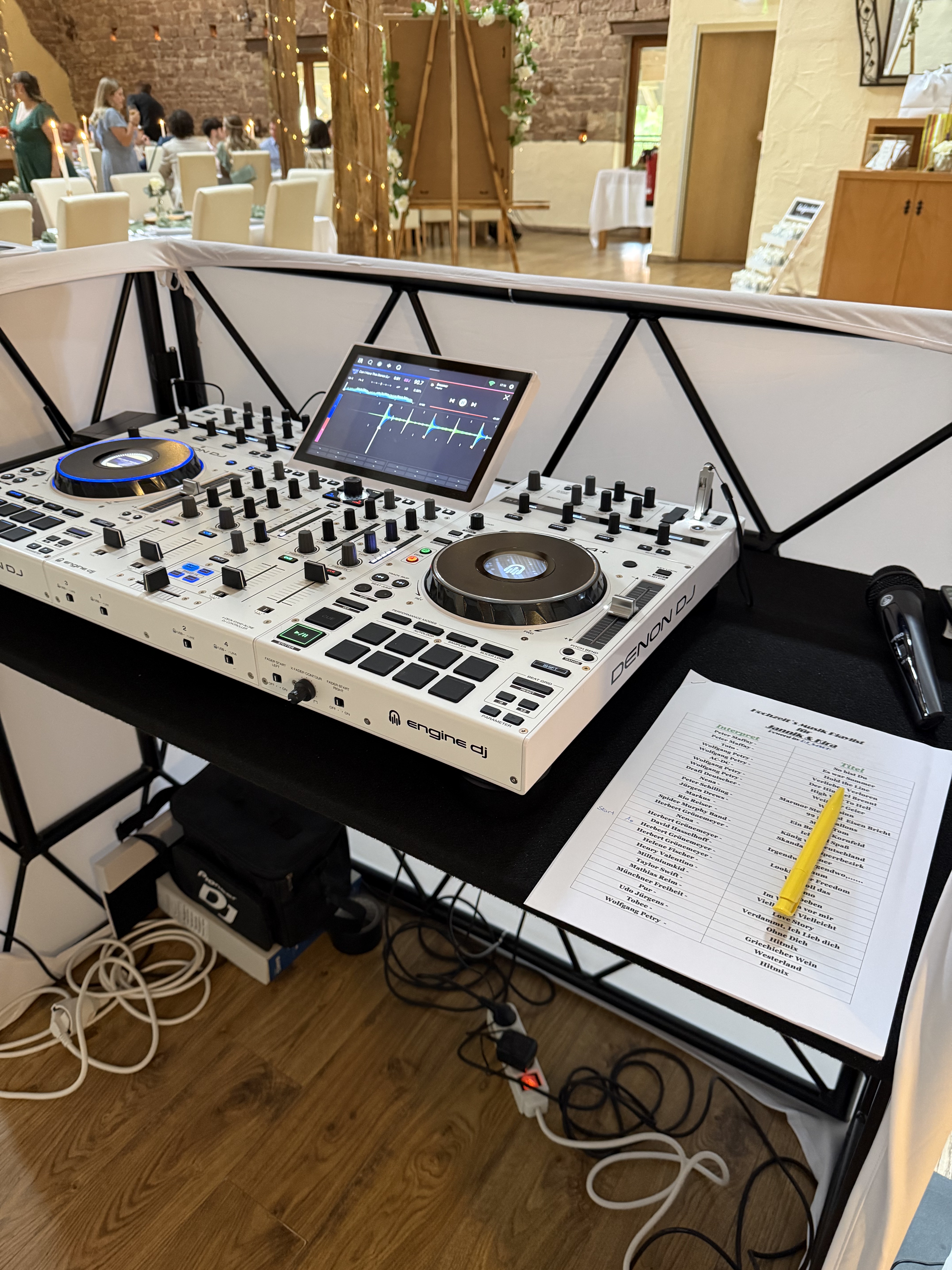 Denon-DJ-Pult mit Setlist im Festsaal